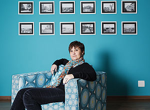 Adriana Fontana destaca a cor azul na parede da sala com a poltrona no mesmo tom