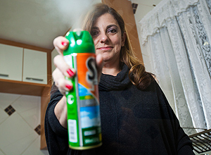 SAO PAULO, SP, BRASIL, 14-08-2013, 20h00: Claudia Machado Marra, medica, diz que o inseticida nao foi suficiente para acabar com as formigas no apartameto que precisara passar por dedetizacao. (Foto: Ze Carlos Barretta/Folhapress SUP-IMOVEIS)