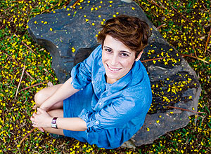 Tatiana Pascowrtch no jardim florido de sua casa