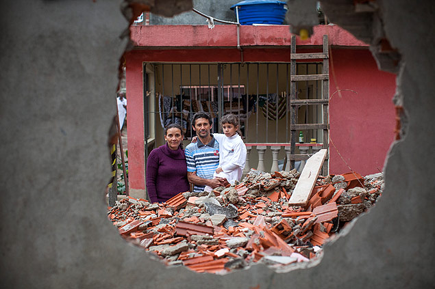 José Augusto Campos e sua mulher, Roseli Cordeiro, com a filha; sua casa, em São Paulo, será demolida para dar lugar ao trecho norte do Rodoanel