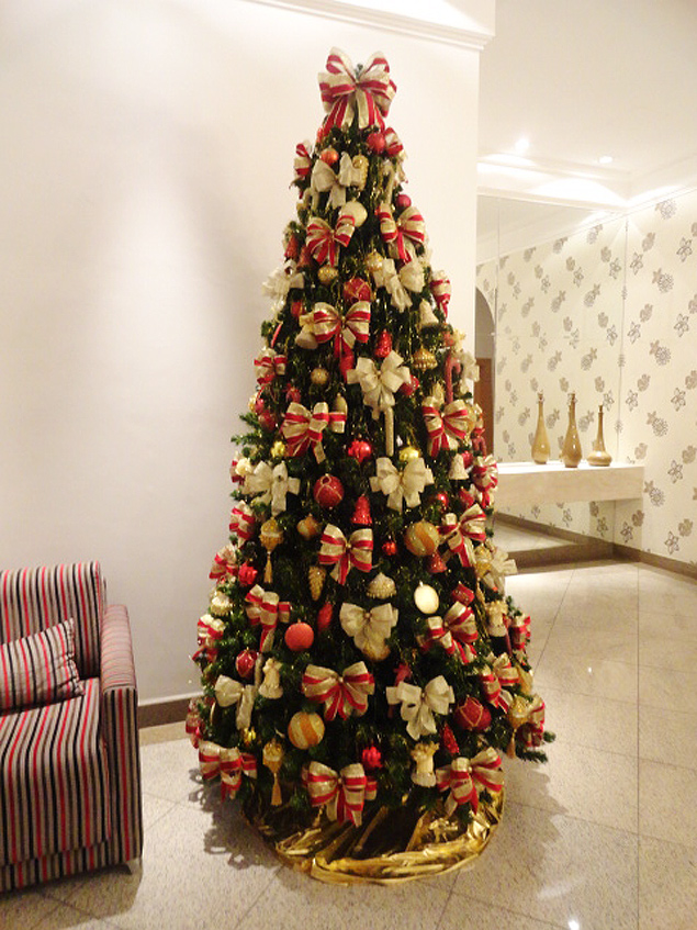 Árvore decorada por Beth Torresi Lojas alugam guirlanda, árvore e presépio