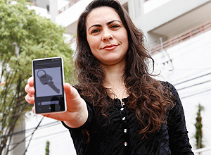 Karina Dornella, 32, em frente ao apartamento que comprou em um site só com oferta de imóveis em estoque