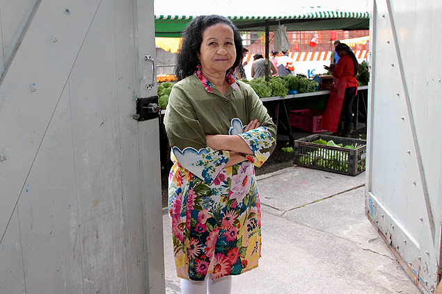 A aposentada Edite Marly da Silva Marchetti convive com barracas de legumes na porta de casa h mais de 20 anos