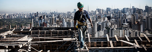 Operário percorre prédio em obra na região do Ibirapuera, na zona sul de São Paulo