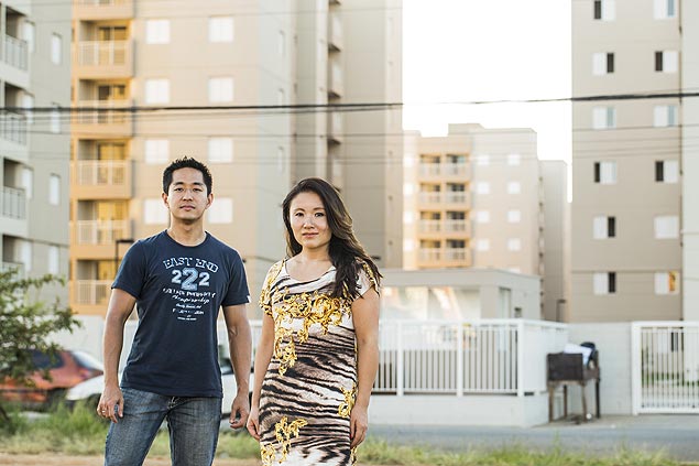 Cleber Yamamoto e a mulher, Cristiane, na frente do apartamento onde eles planejam morar em Suzano