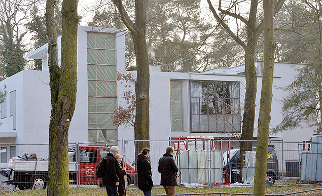 Visitantes caminham perto do edifcio da Bauhaus em reconstruo; obras devem ser concludas em maio