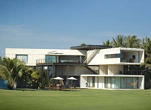 Roberto Beltran/Divulgação Sem muros, casa fica dentro de campo de golfe