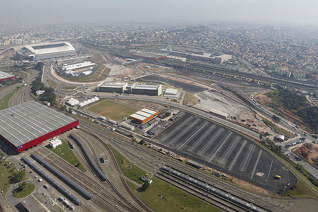 Vista da região de Itaquera, com pátio do Metrô à esquerda e o estádio, ao fundo 