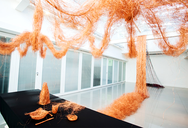 Exposio "Project Brazil" ocupa a Casa Electrolux, em So Paulo, com emaranhados de fios de cobre
