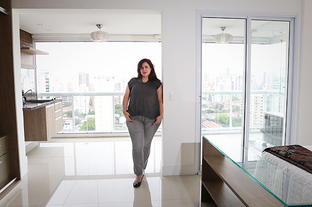 A designer grfica Joara Mello valoriza a praticidade do apartamento de 43 metros quadrados que comprou na zona sul de So Paulo