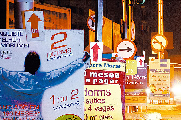 Placas de anncios imobilirios expostas na Avenida Giovanni Gronchi, no Morumbi, em So Paulo
