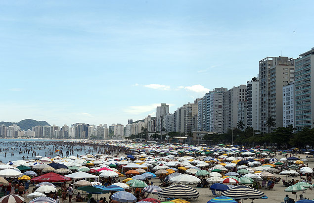 Turistas aproveitam dia de sol e lotam praia das Pitangueiras, no Guaruj, litoral paulista
