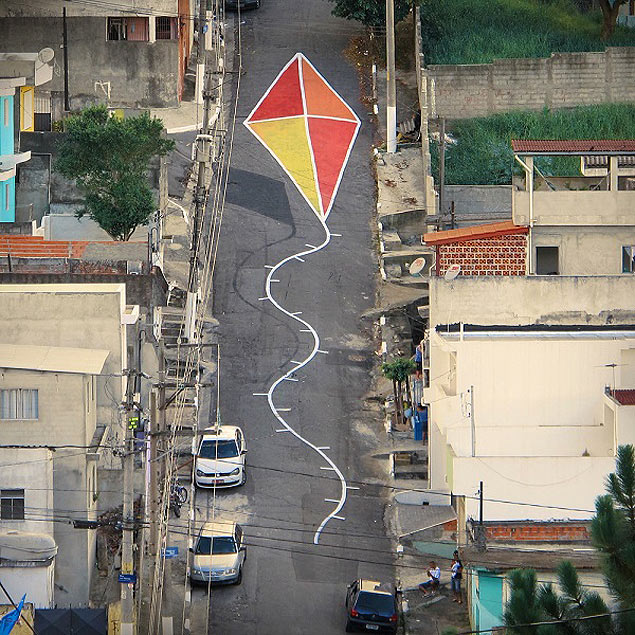 Trabalho do artista argentino TEC, que desenha no asfalto da cidade