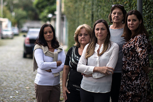 Poliana (centro), Amiris Magdalena, Mnica Matos, Marcia Simon e Ana Paula moram em rua sem sada e sem porto