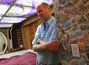 Colin Rath sob um teto feito de bolas de gude em seu condomnio em Nova York