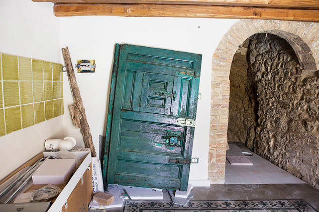 A porta velha de uma casa abandonada foi colocada na cozinha durante a restaurao da residncia, em Gangi