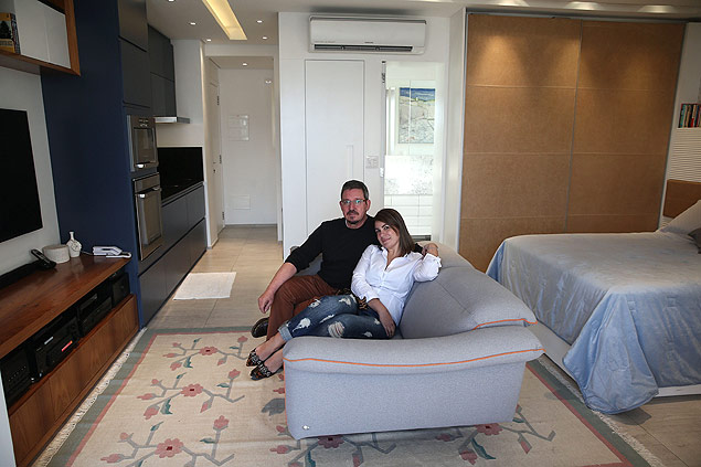 Percival e Adriane Deimann, no apartamento onde moram, na Vila Olmpia