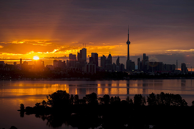The sun rises over the skyline in Toronto, August 4, 2015. REUTERS/Mark Blinch TPX IMAGES OF THE DAY ORG XMIT: MDB117