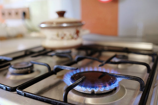 Boca de fogo acesa. gas burning from a kitchen gas stove