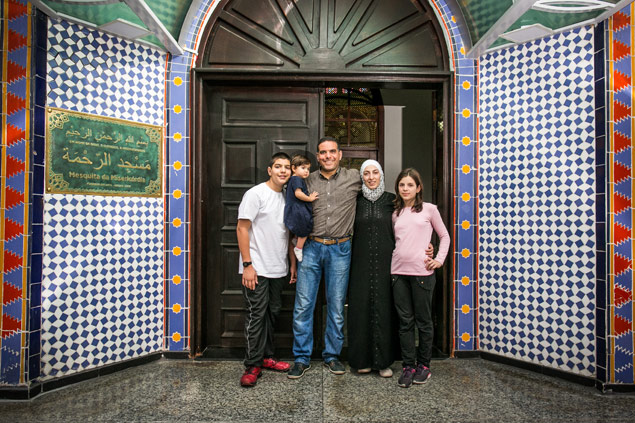 O srio Talal Altinawi com sua mulher Ghazal Baranbo e os filhos Riad, Yara e a beb Sara, na Mesquita da Misericrdia
