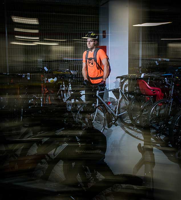 O analista Fabiano Marques, que vai ao trabalho de bike pela ciclovia da Faria Lima