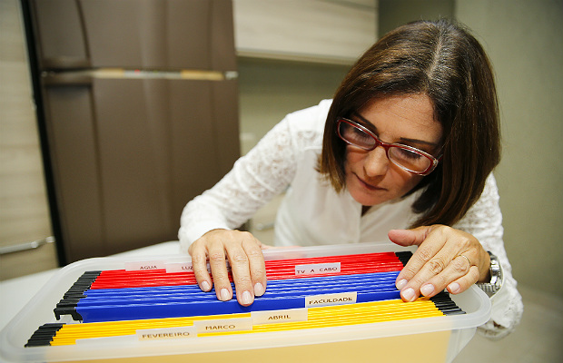 Organizadora Juliana Faria ensina a manter papelada em ordem 