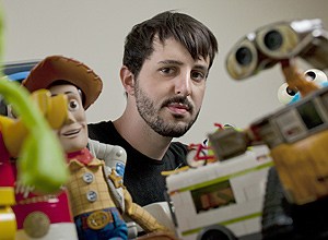 Tomas Tavares, 26, com alguns de seus objetos comprados em lojas virtuais