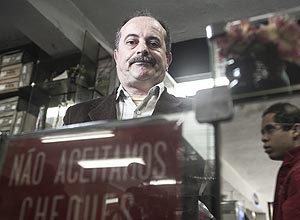 Aldo Macri, dono de uma loja de uniformes, s aceita pagamentos em cheque se o cliente for conhecido e tiver cadastro