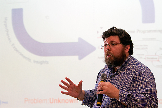 Juan Esteban Bernab palestrando sobre erros comuns na FailChat em Porto Alegre