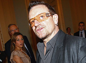 O vocalista do U2, Bono, cuja ONG receber doaes em promoo de banco
