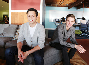 Bobby Murphy ( esq.) e Evan Spiegel, cofundadores do Snapchat, na empresa em Venice Beach Califrnia)