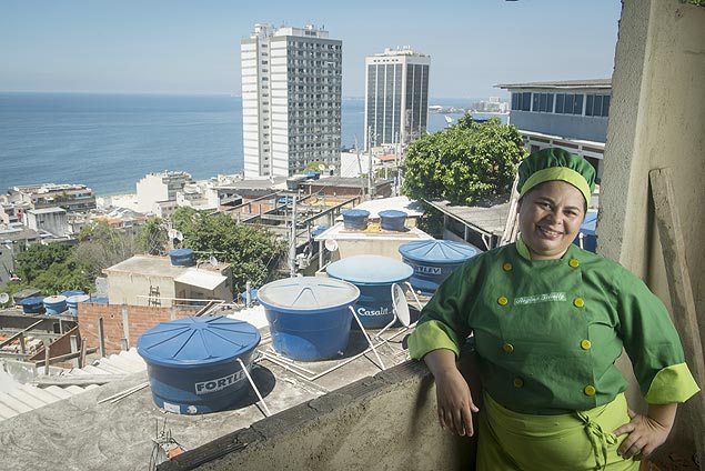 Regina Tchelly, dona do buf Favela Orgnica, em sua casa no morro da Babilnia, na zona sul carioca