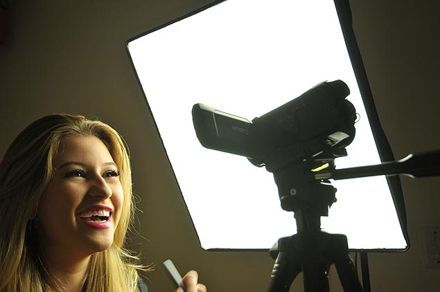 Nina Santina faz vdeos com tutoriais de maquiagem no YouTube e tem 230 mil assinantes