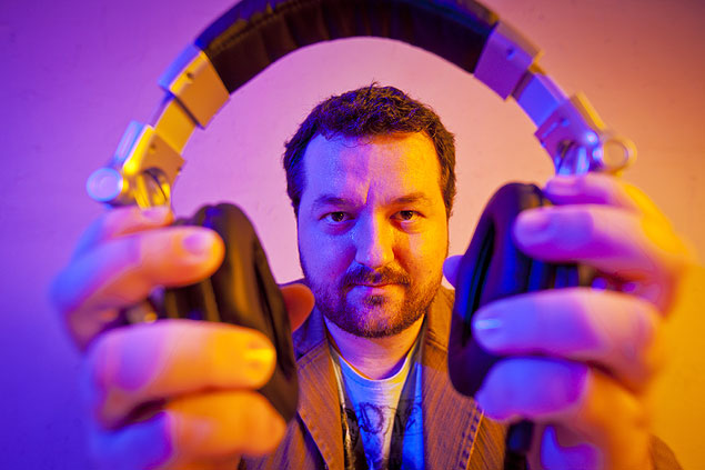 Denis Romani, jornalista e DJ, produz uma festa anos 1990 chamada Tiger Robocop