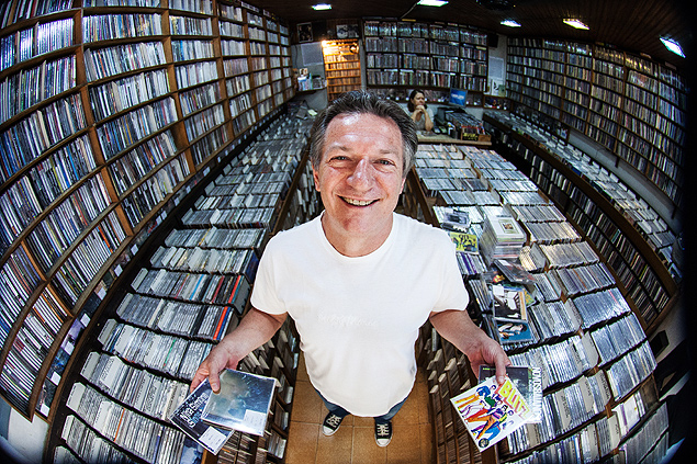 Ademir Pedro Manzato abriu a loja de discos Pops em 1979; ele ainda trabalha s com CDs