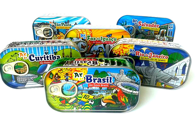 Empresa de agente de viagem comercializa o "ar" de cidades brasileiras em latas de sardinhas decoradas