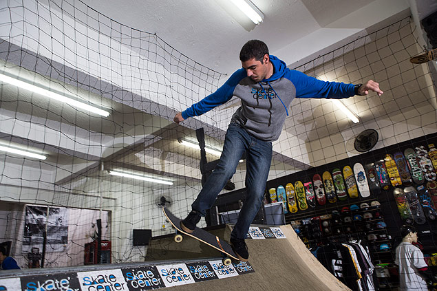 Edson Tuffi Jnior em sua loja de skate em So Paulo