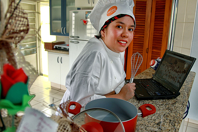 Daniela Zetchaku, 23, que investiu em curso de gastronomia e trabalha em uma multinacional, na cozinha de sua casa