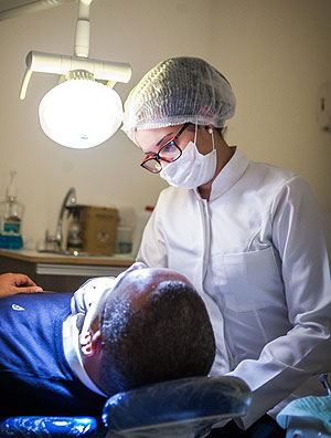 Dentista atende em clnica odontolgica em Paraispolis (zona sul de So Paulo)