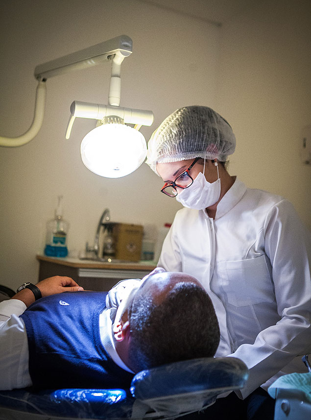 Dentista atende em clínica odontológica em Paraisópolis (zona sul de São Paulo)