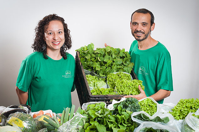 O casal de agricultores Daniela e Hernane Barbosa, que cultivam orgnicos e os vendem em uma feira livre em BH