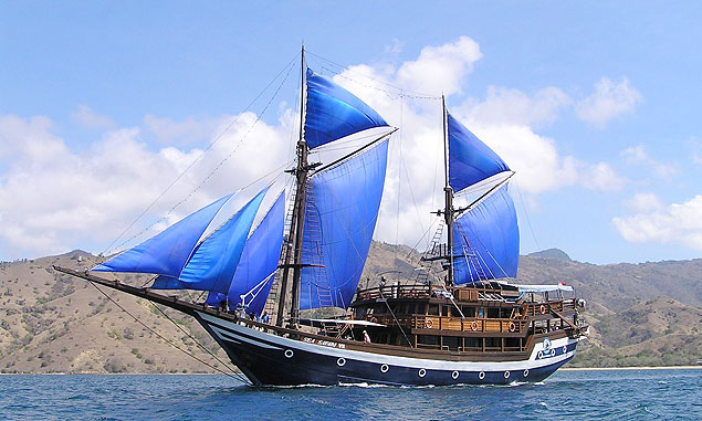 Barco Phinisi, disponvel para aluguel na Indonsia por US$ 400 ao dia