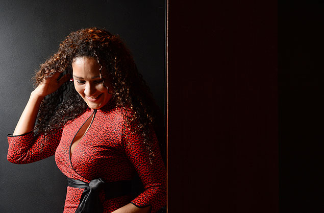 Leila Velez fundou uma rede de sales de beleza para cabelos cacheados