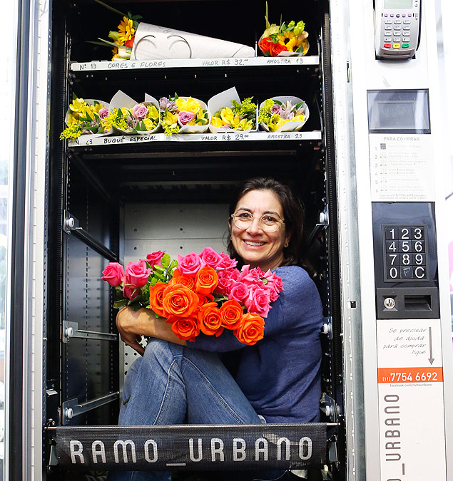 Fatima Casarini, 62, entra em uma de suas mquinas de flores em So Paulo