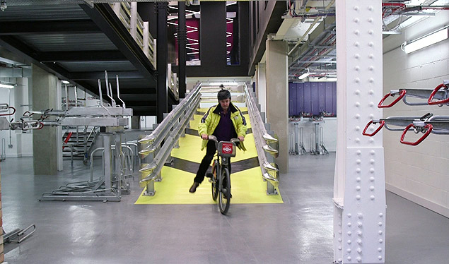 Escritrio com rampa para bicicletas  inaugurado em Londres; assista ao vdeo