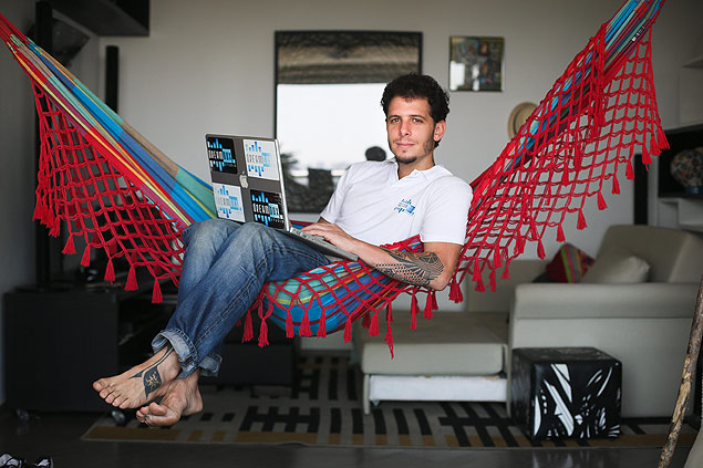 Daniel Picolo, scio da produtora Dreambox, em seu "home office", em So Paulo