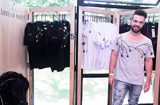 O estilista paulista Adriano Martins com suas camisetas bordadas em estande na So Paulo Fashion Week