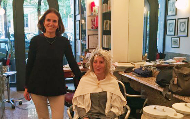 Tiziana Ghislotti, dona do salo que oferece aulas de maquiagem e penteado a deficientes visuais