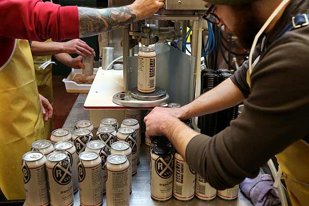 Funcionários enlatam cerveja na Rockaway Brewing Company, em Nova York