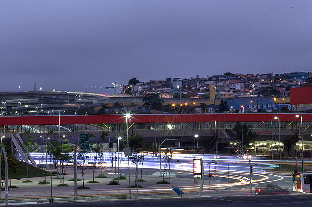 SO PAULO, SP, BRASIL, 16.12.2015 Especial Morar, Itaquera - Estao do Metro e CPTM Corinthians - Itaquera - Foto: Edilson Dantas/Folhapress